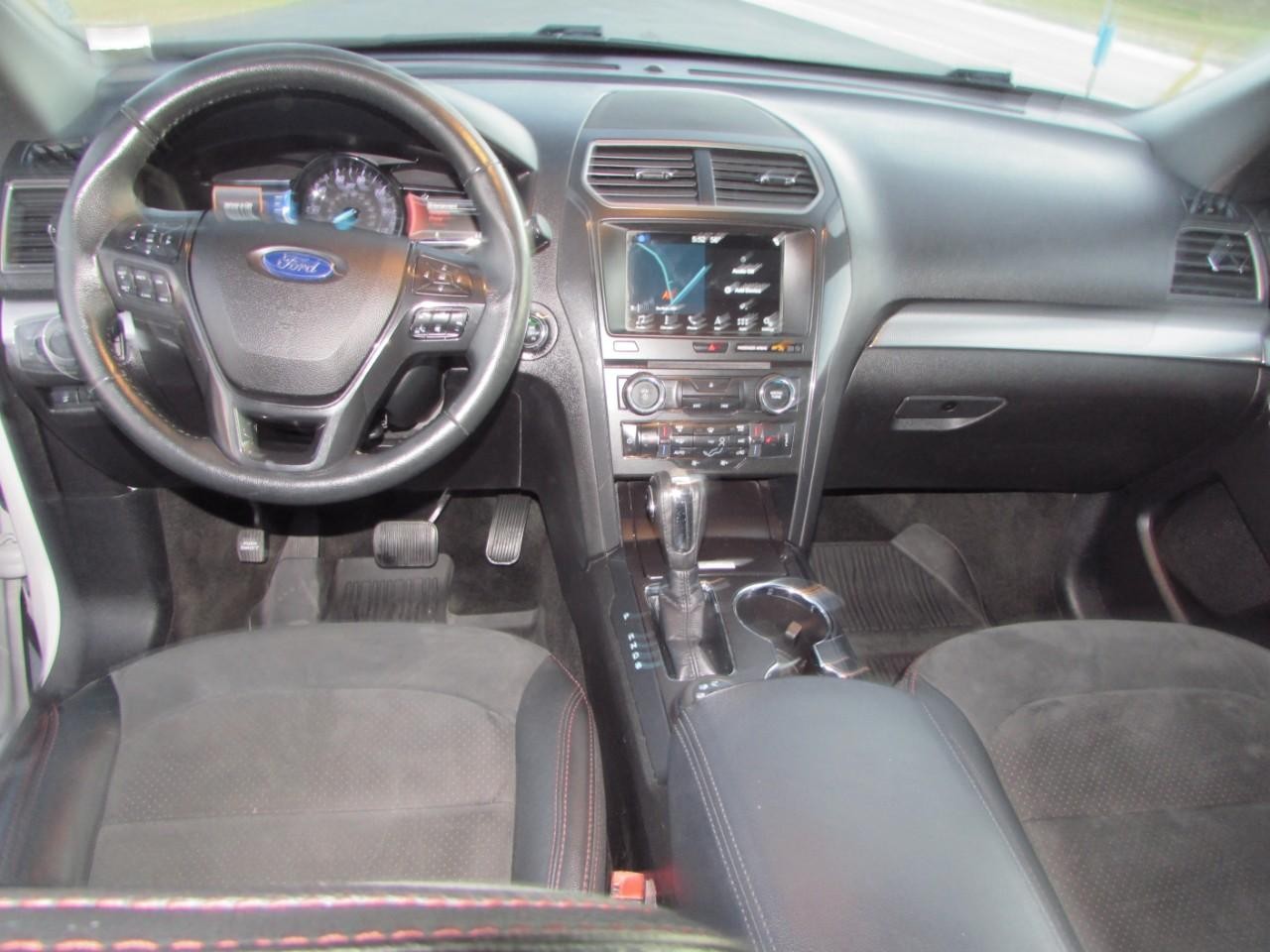 Ford Explorer Vehicle Full-screen Gallery Image 25