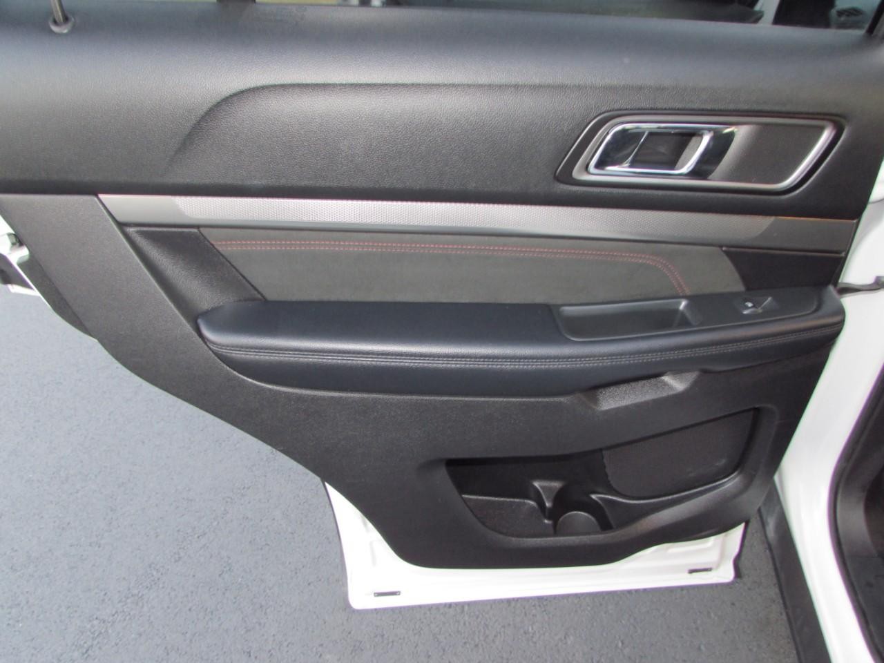 Ford Explorer Vehicle Full-screen Gallery Image 26