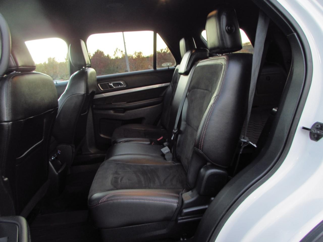 Ford Explorer Vehicle Full-screen Gallery Image 27