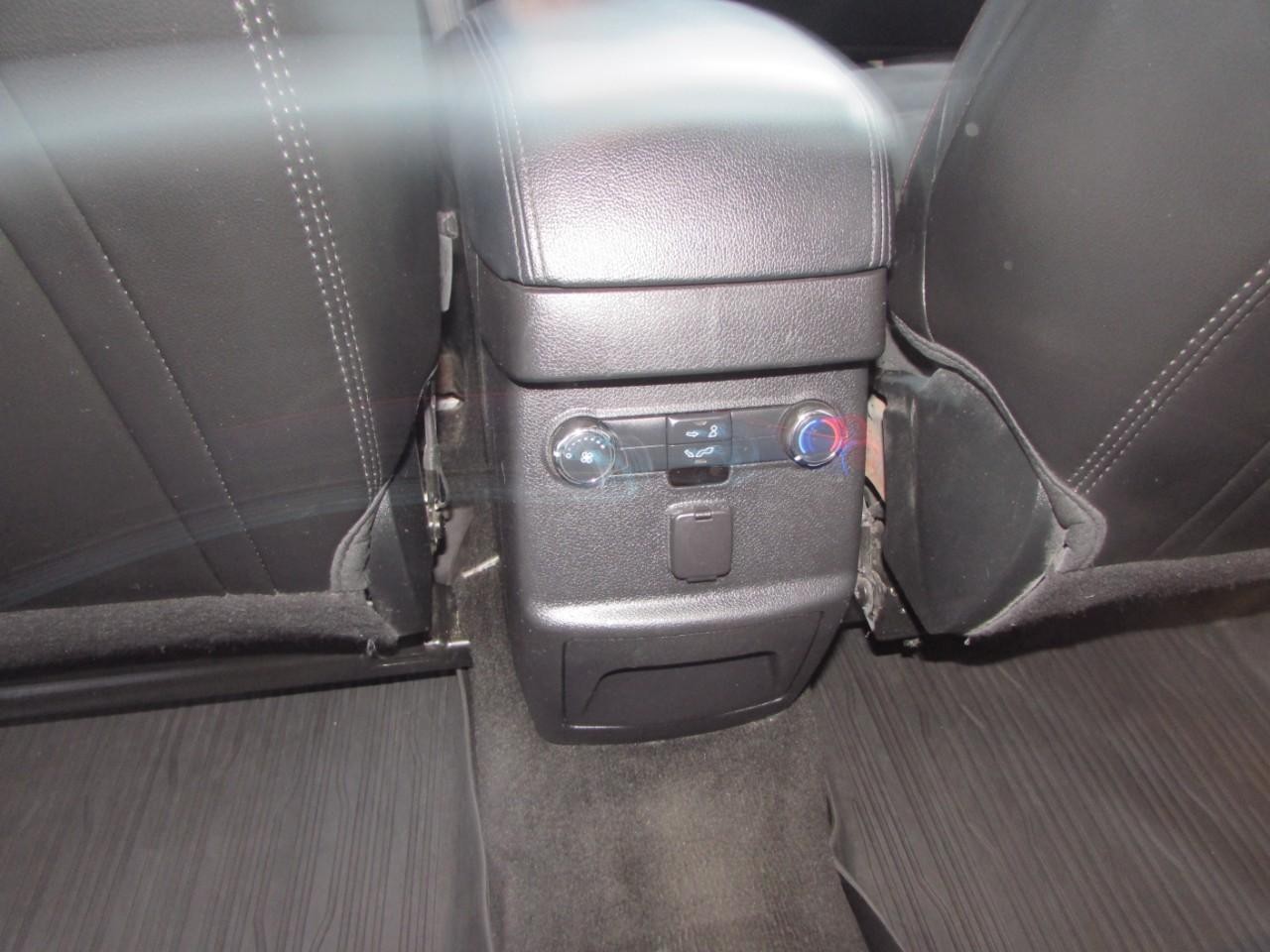 Ford Explorer Vehicle Full-screen Gallery Image 28