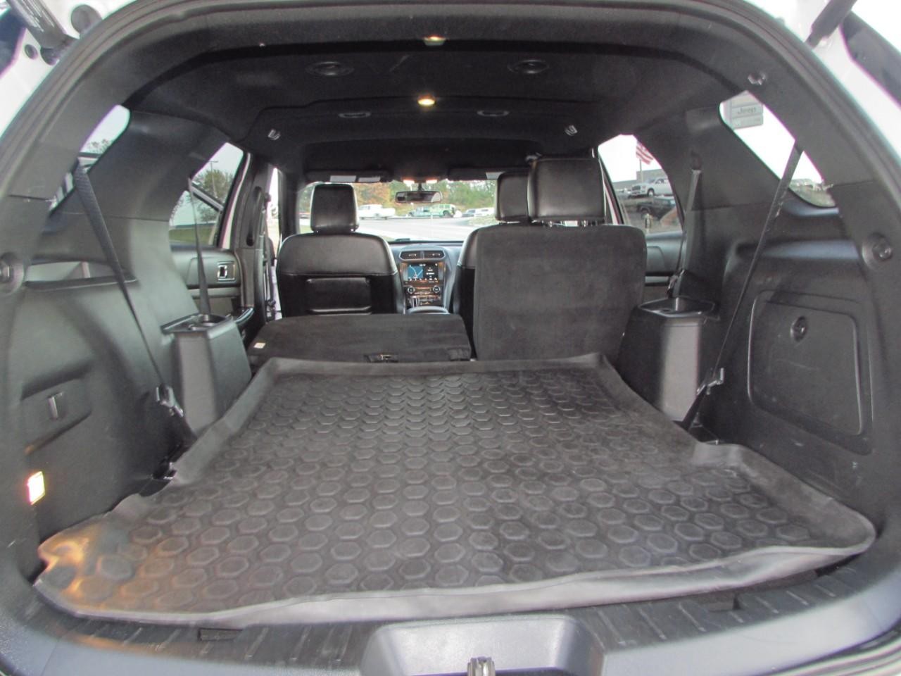 Ford Explorer Vehicle Full-screen Gallery Image 29