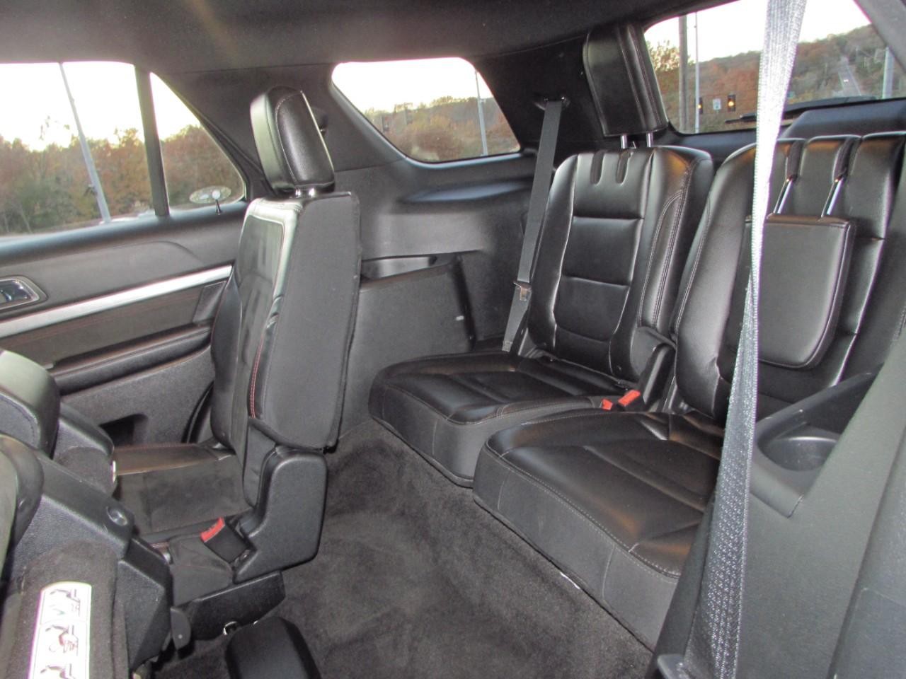 Ford Explorer Vehicle Full-screen Gallery Image 31