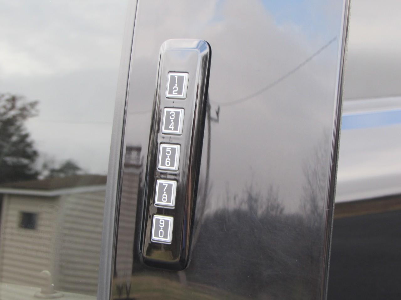 Ford F-150 Vehicle Full-screen Gallery Image 10