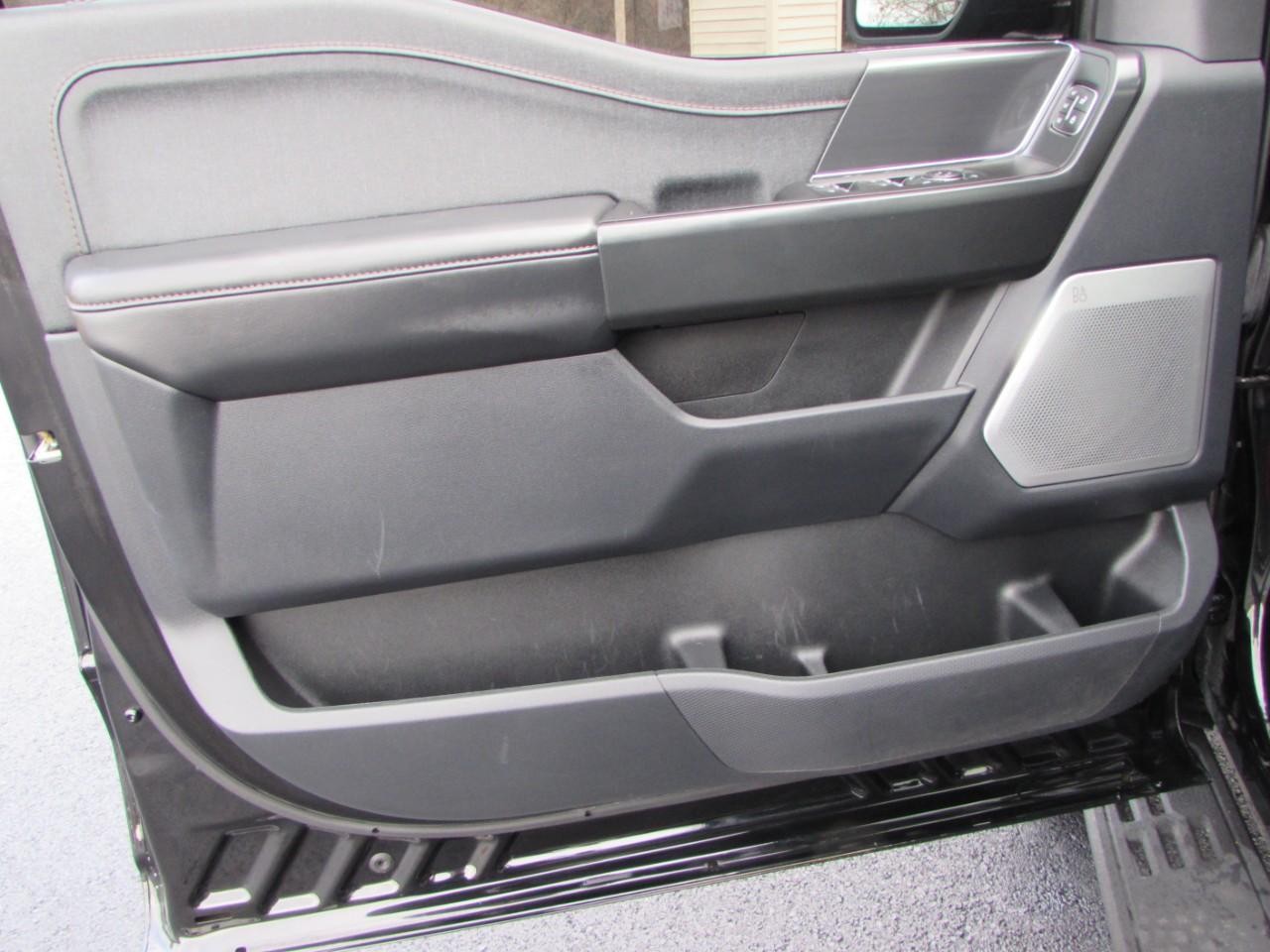 Ford F-150 Vehicle Full-screen Gallery Image 18