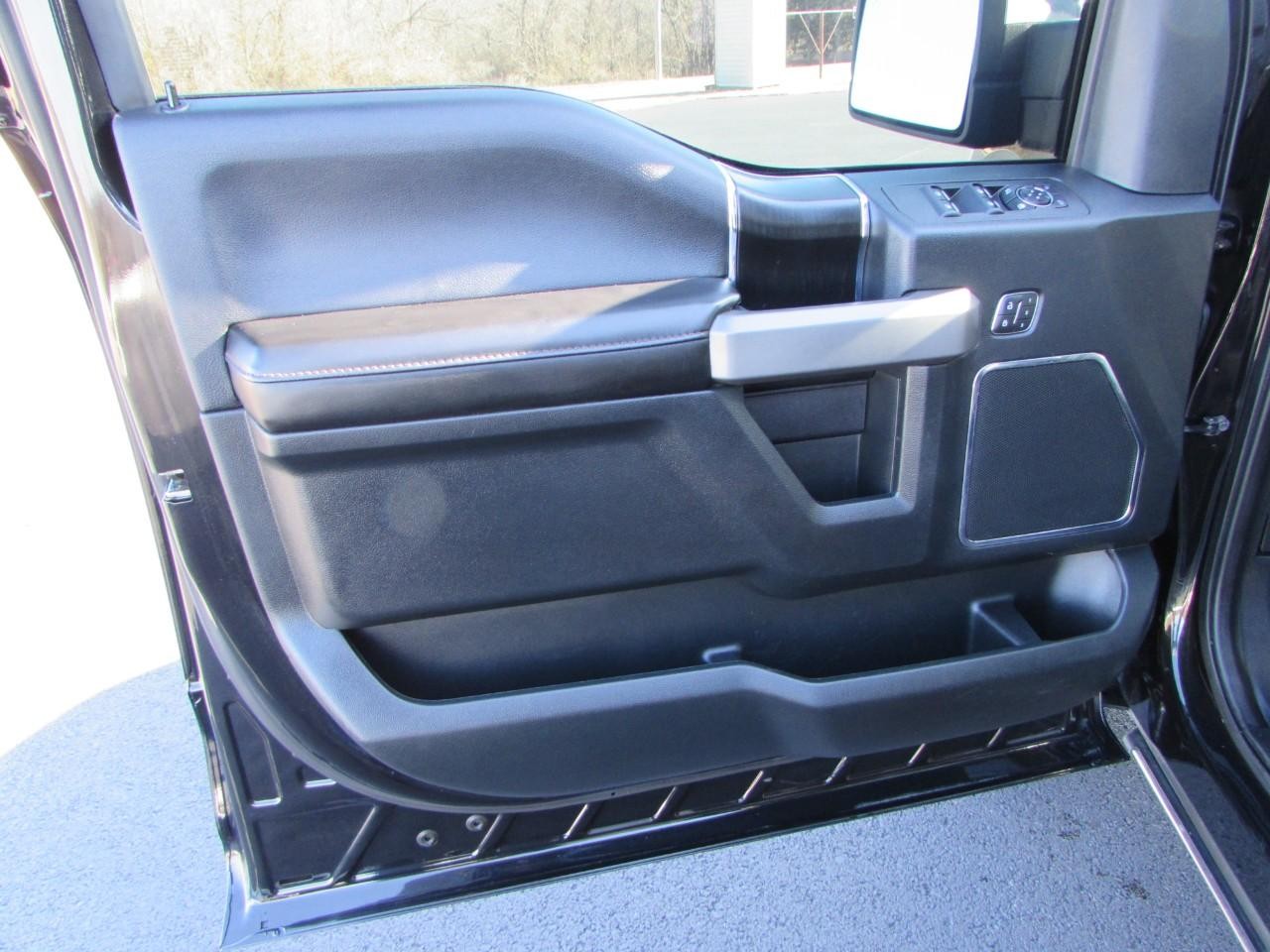 Ford F-150 Vehicle Full-screen Gallery Image 13