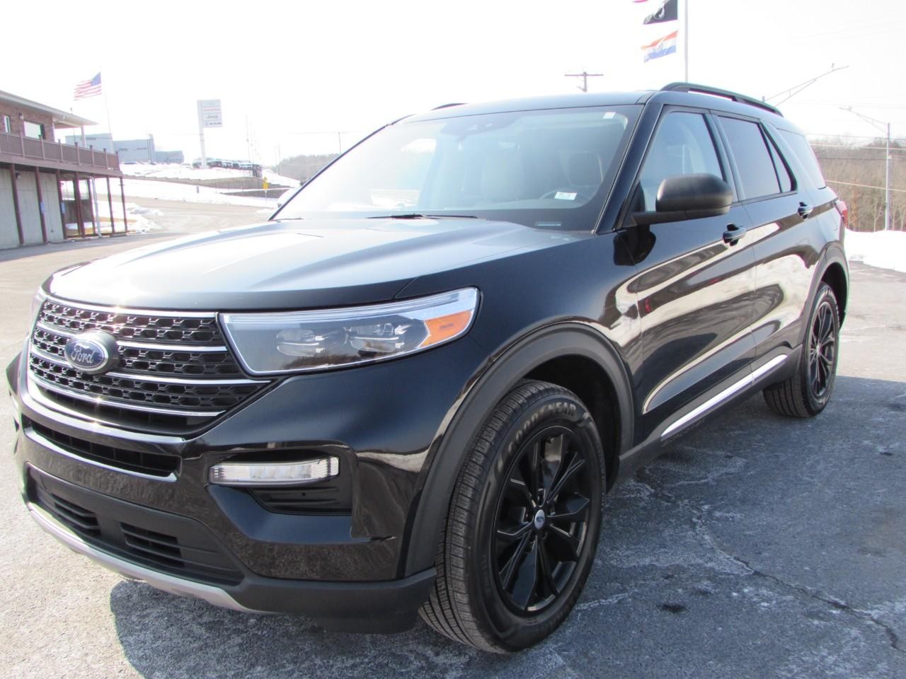 Ford Explorer Vehicle Full-screen Gallery Image 03