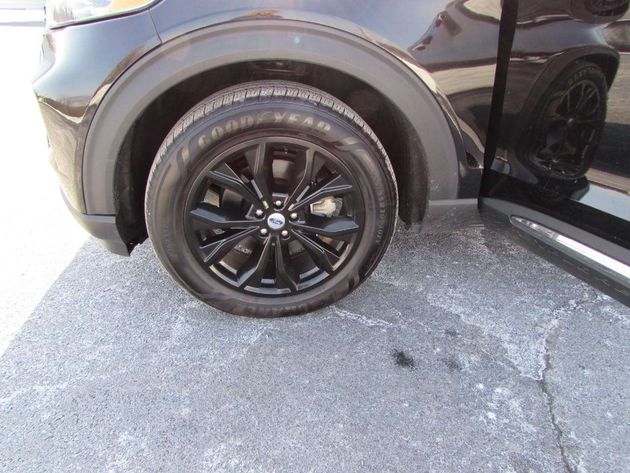 Ford Explorer Vehicle Full-screen Gallery Image 10