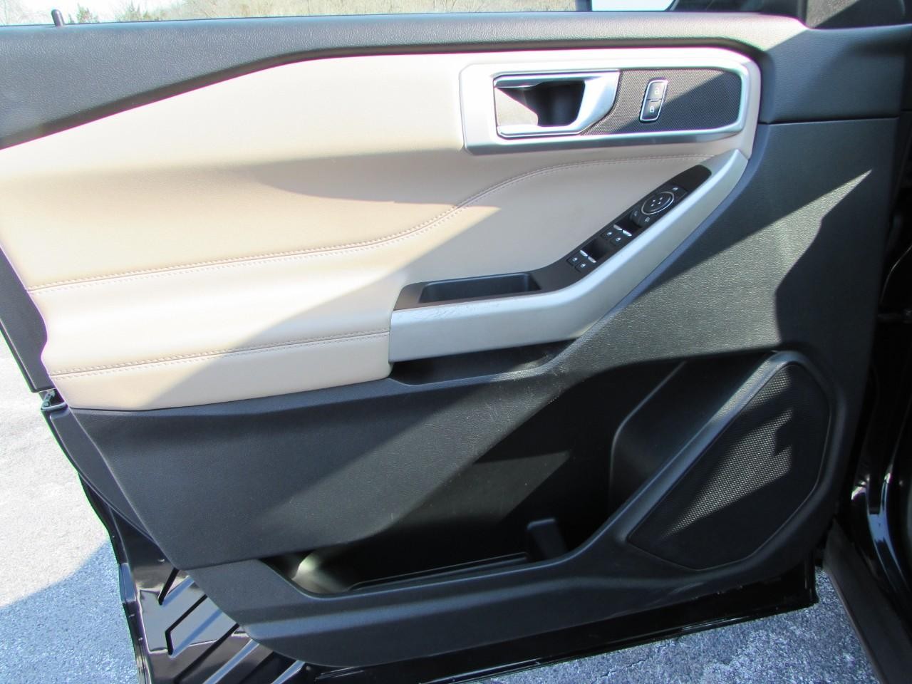 Ford Explorer Vehicle Full-screen Gallery Image 12