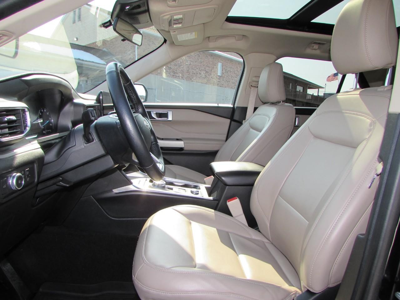 Ford Explorer Vehicle Full-screen Gallery Image 13