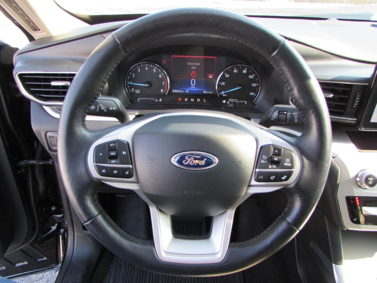 Ford Explorer Vehicle Full-screen Gallery Image 15