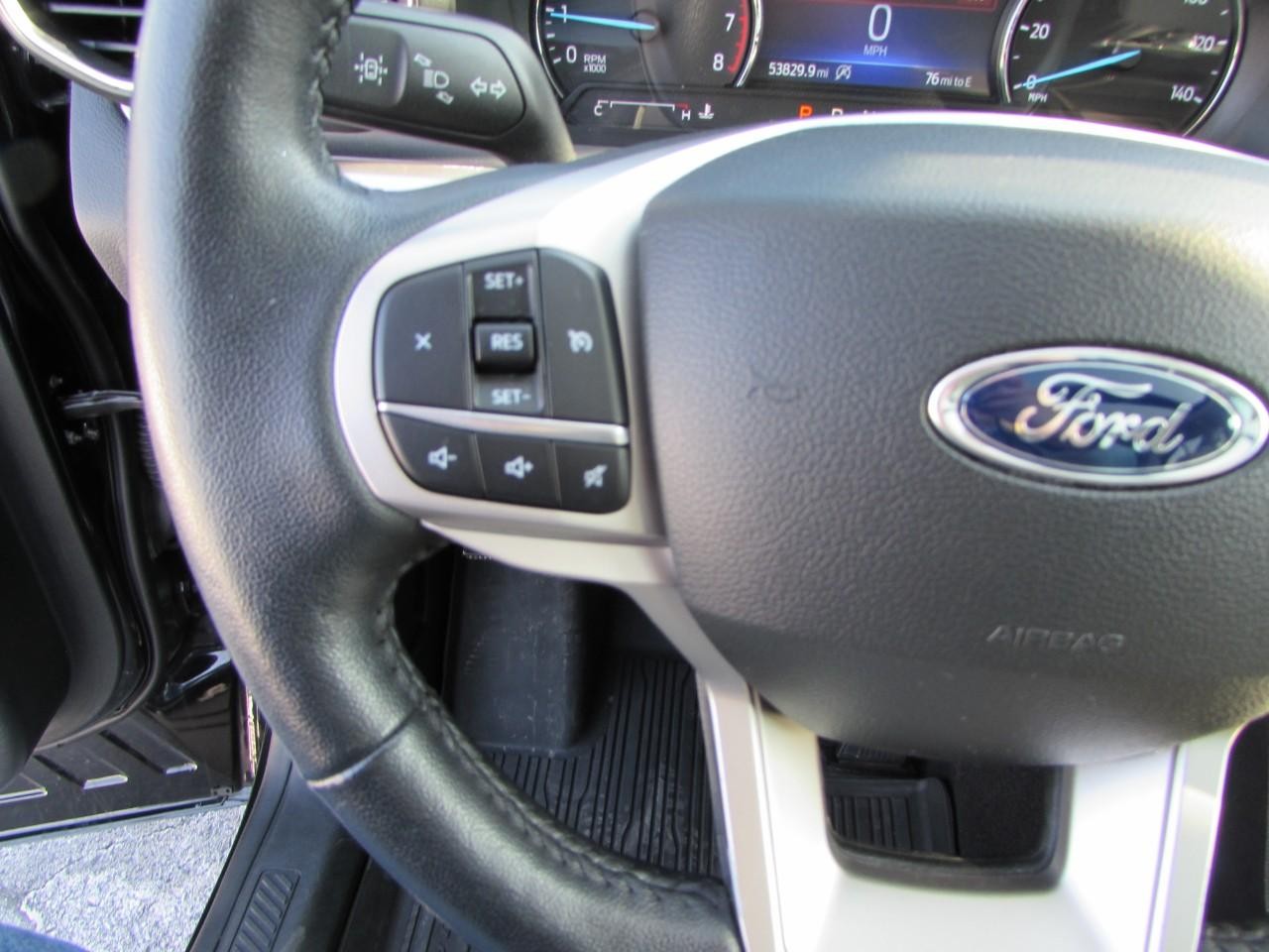 Ford Explorer Vehicle Full-screen Gallery Image 16