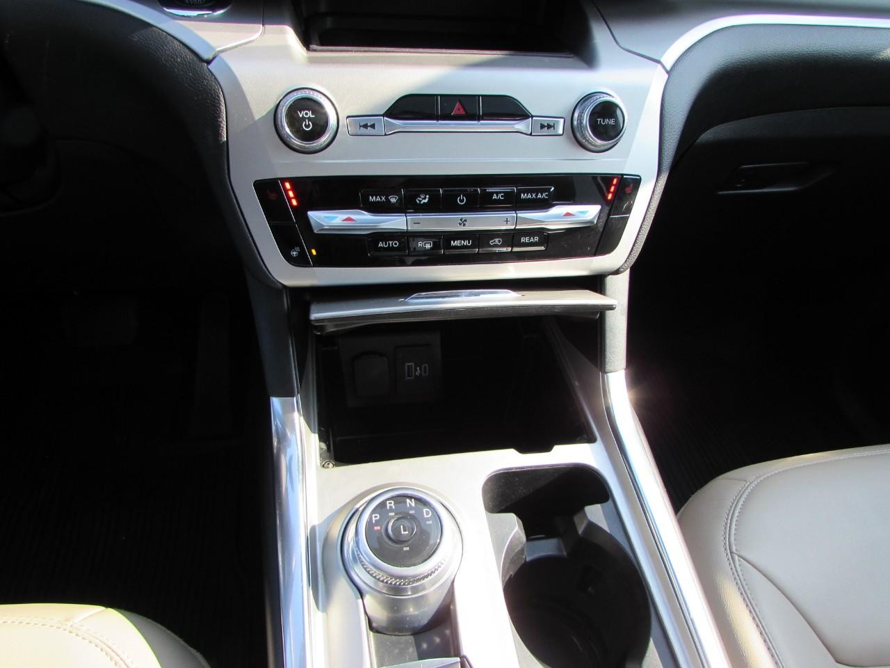 Ford Explorer Vehicle Full-screen Gallery Image 21