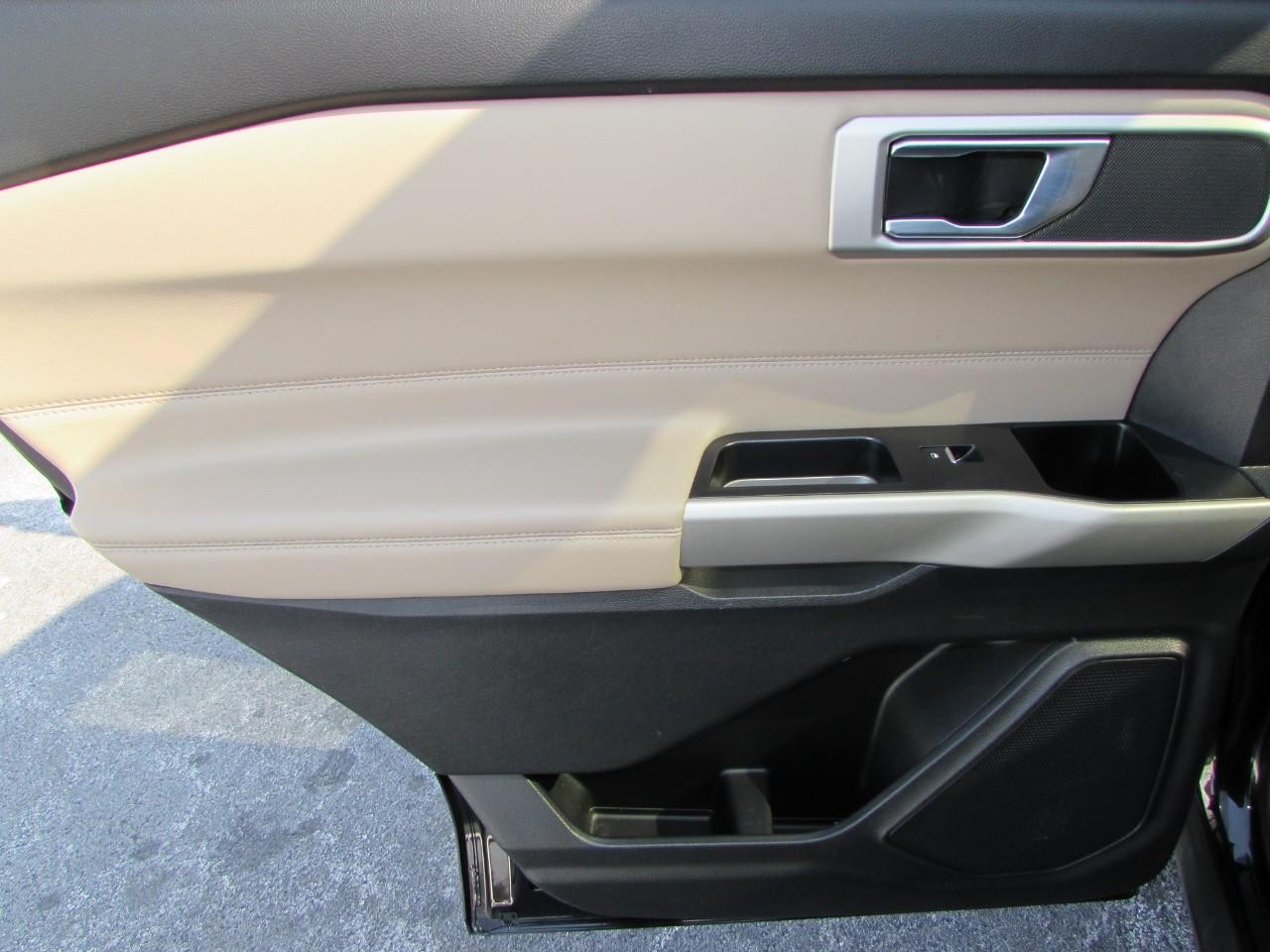 Ford Explorer Vehicle Full-screen Gallery Image 24