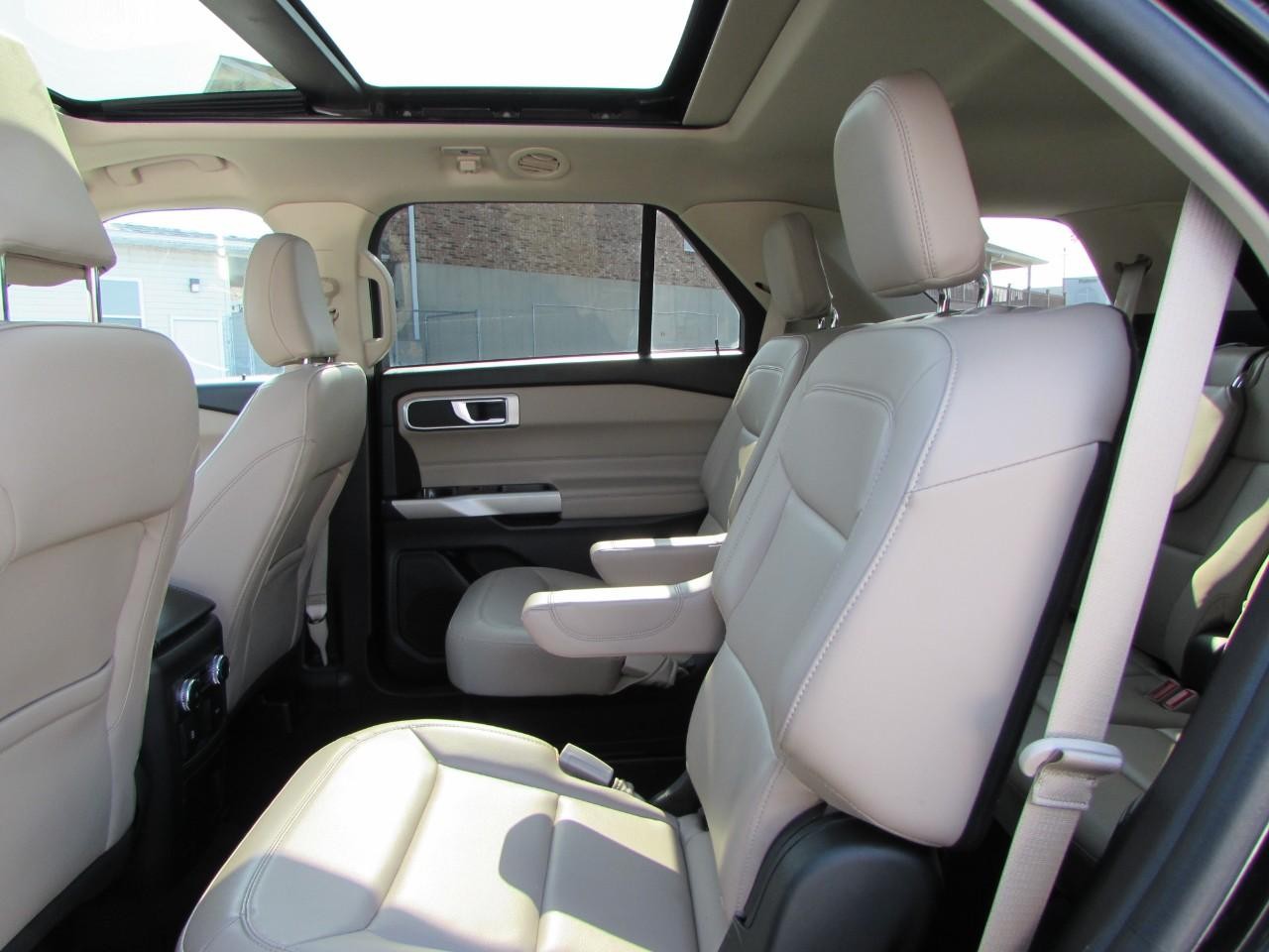 Ford Explorer Vehicle Full-screen Gallery Image 25