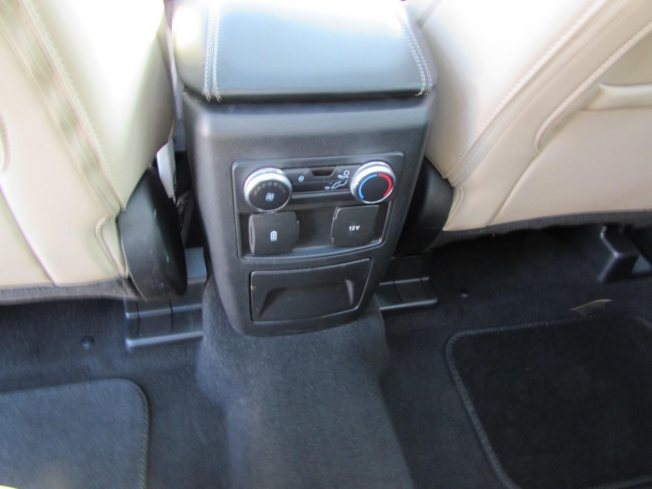 Ford Explorer Vehicle Full-screen Gallery Image 26