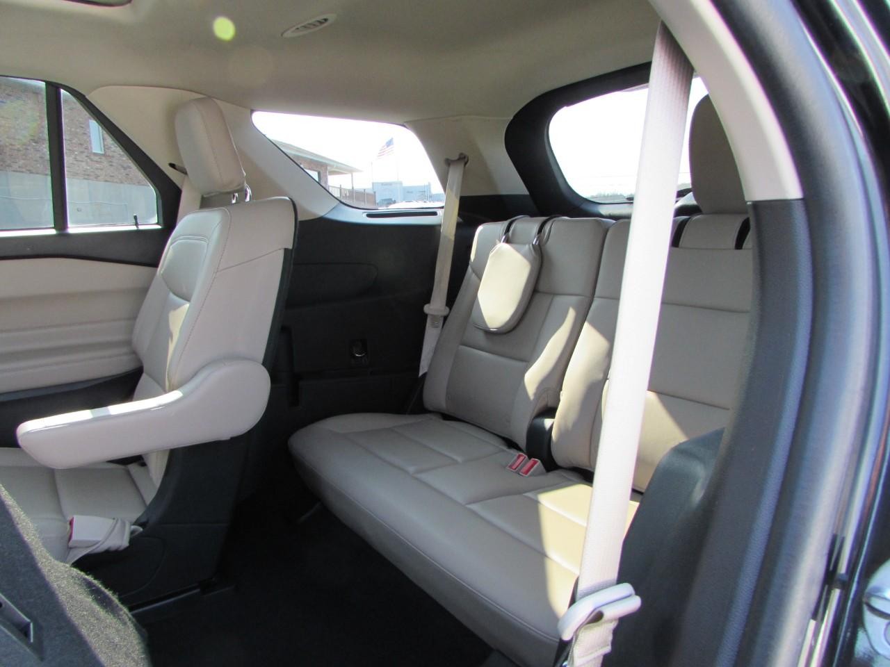 Ford Explorer Vehicle Full-screen Gallery Image 27