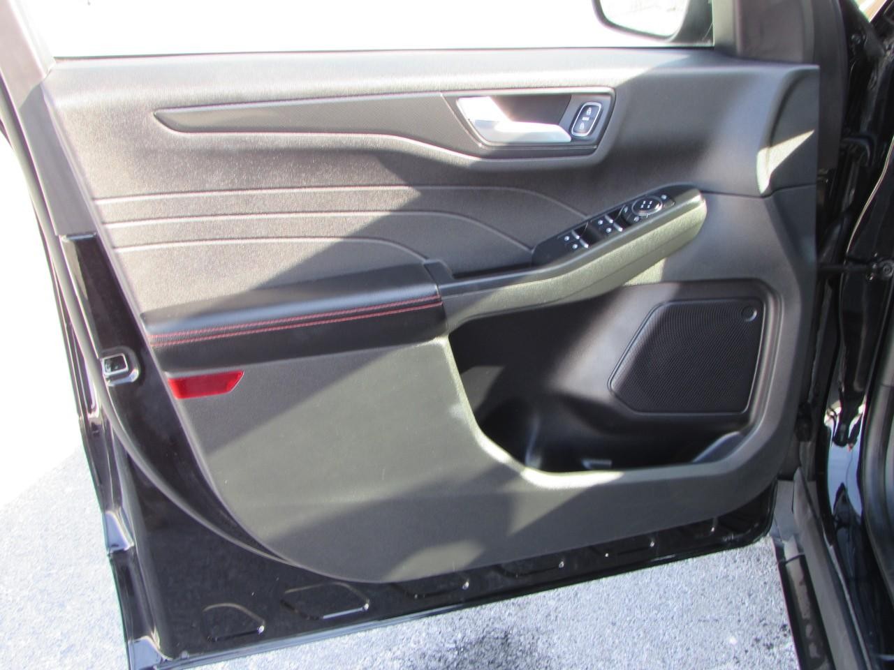 Ford Escape Vehicle Full-screen Gallery Image 11