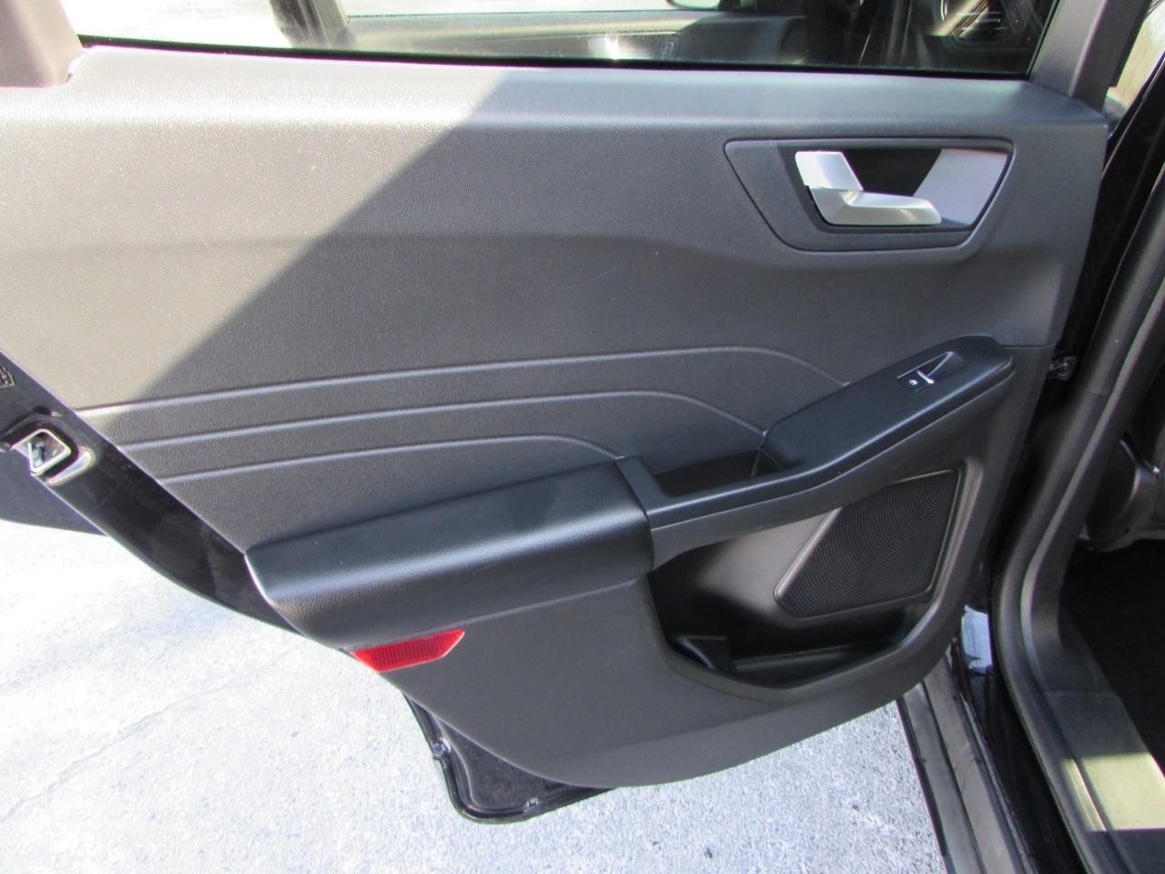 Ford Escape Vehicle Full-screen Gallery Image 24