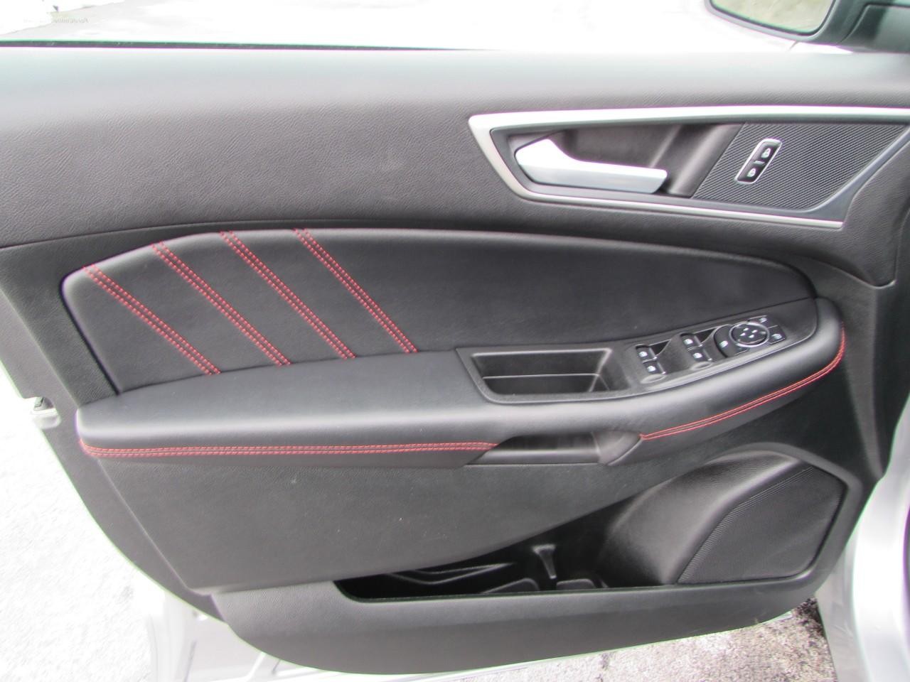 Ford Edge Vehicle Full-screen Gallery Image 10