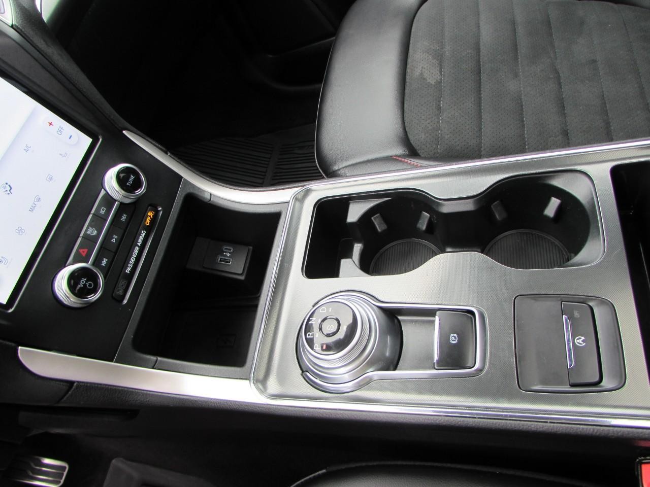 Ford Edge Vehicle Full-screen Gallery Image 19