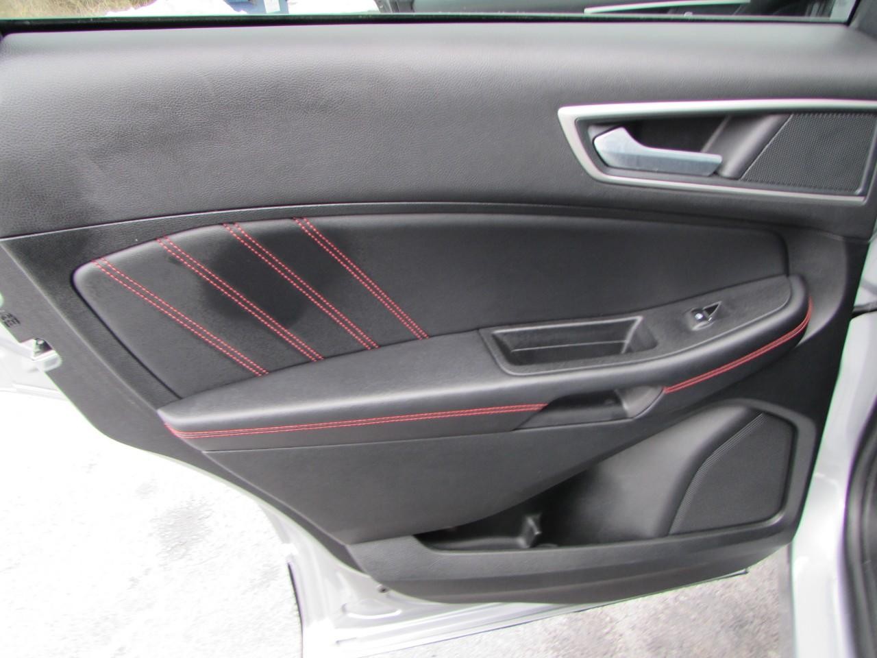 Ford Edge Vehicle Full-screen Gallery Image 22