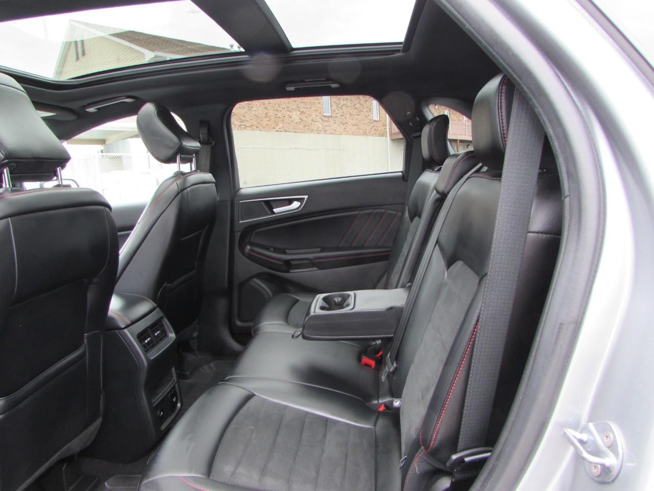 Ford Edge Vehicle Full-screen Gallery Image 23