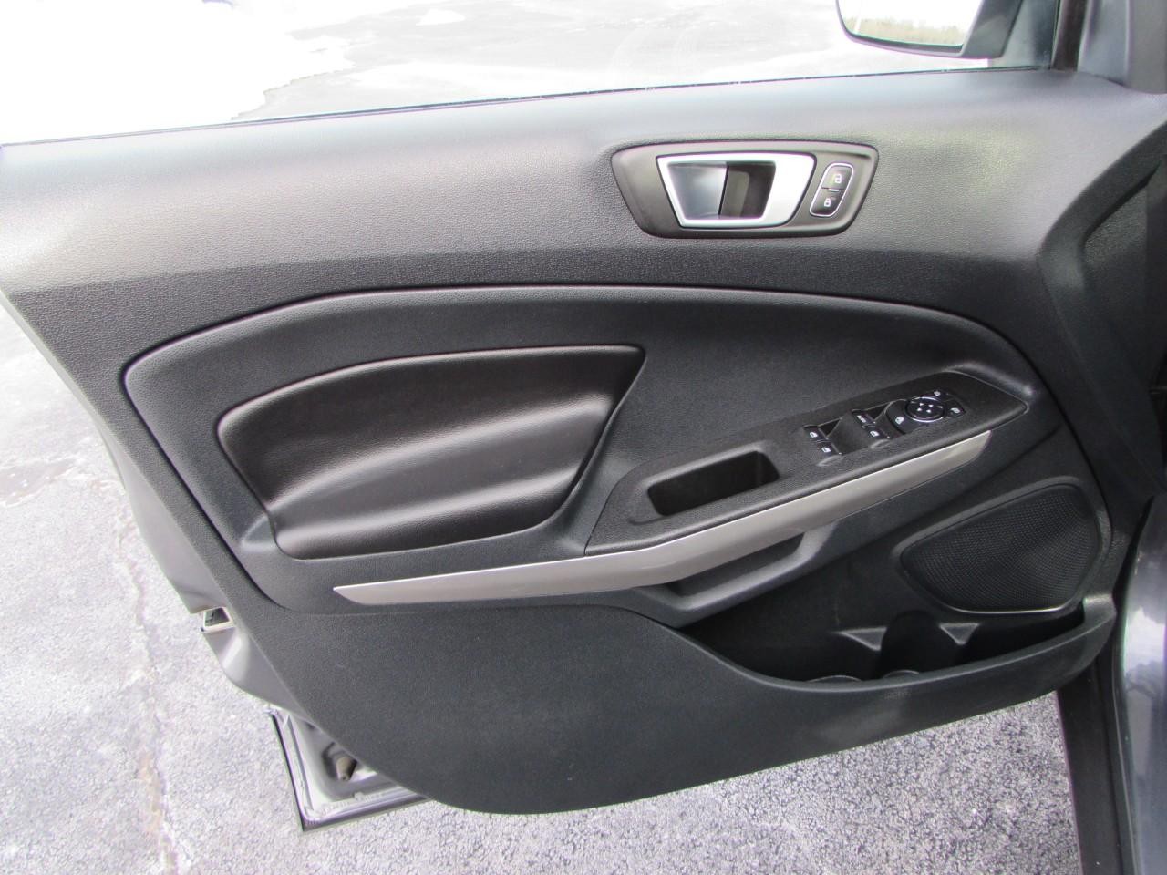 Ford EcoSport Vehicle Full-screen Gallery Image 12