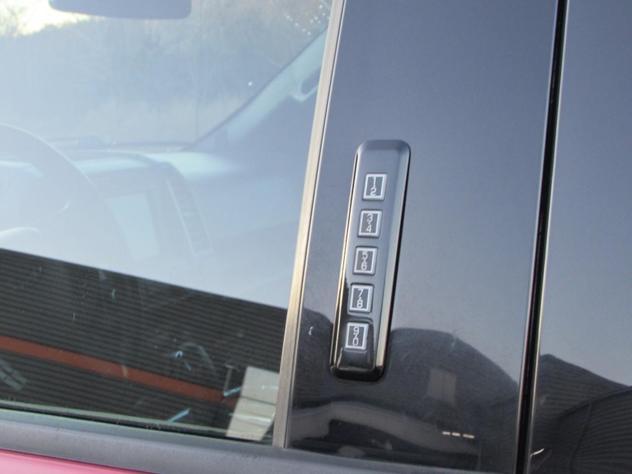 Ford F-150 Vehicle Full-screen Gallery Image 16