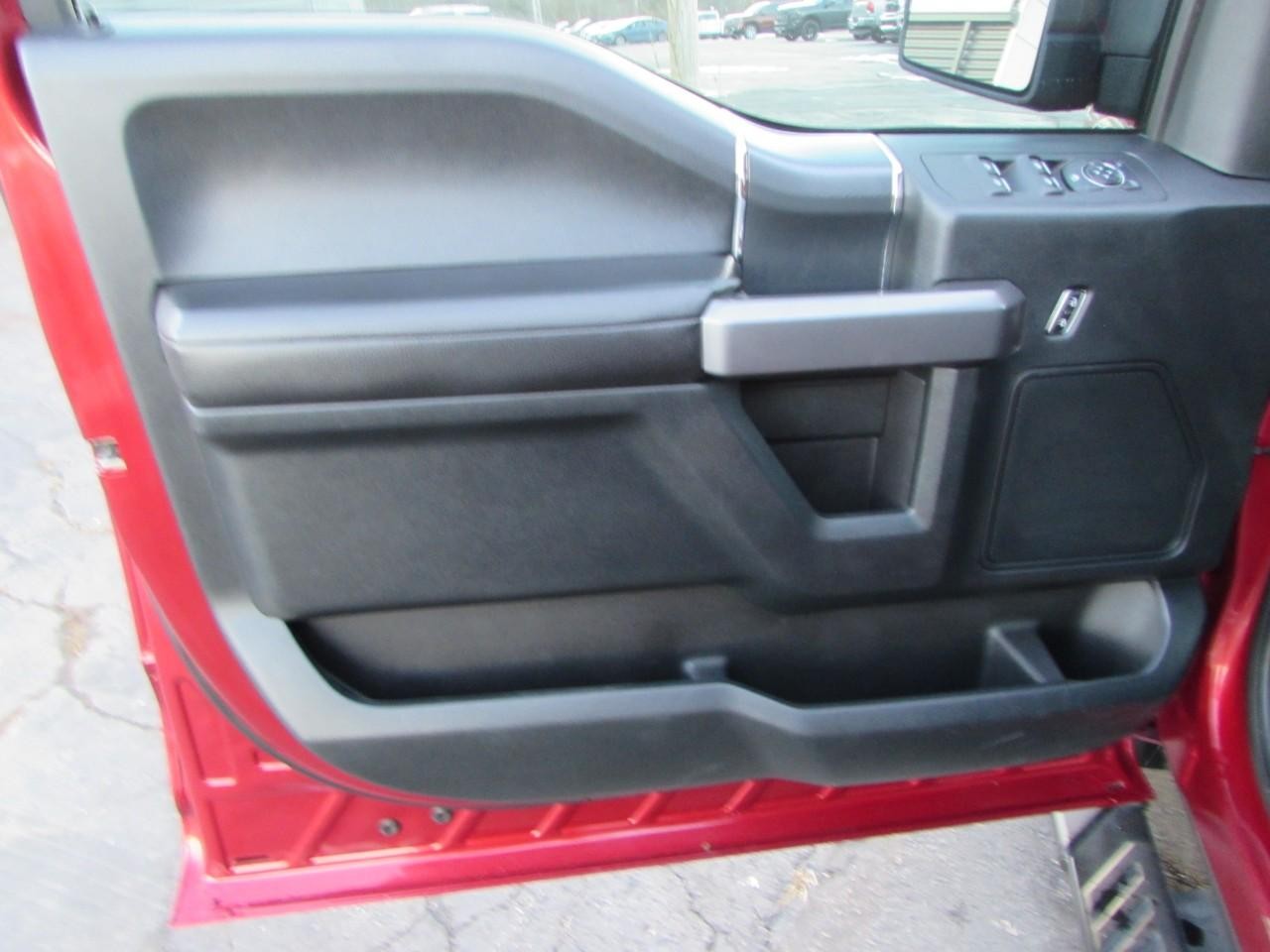 Ford F-150 Vehicle Full-screen Gallery Image 17