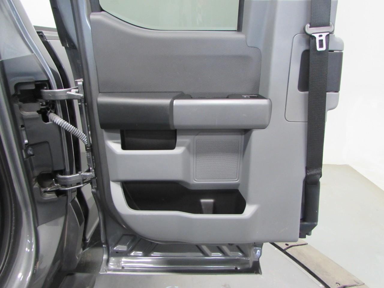 Ford F-150 Vehicle Full-screen Gallery Image 14