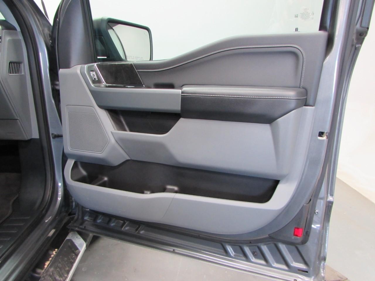 Ford F-150 Vehicle Full-screen Gallery Image 16