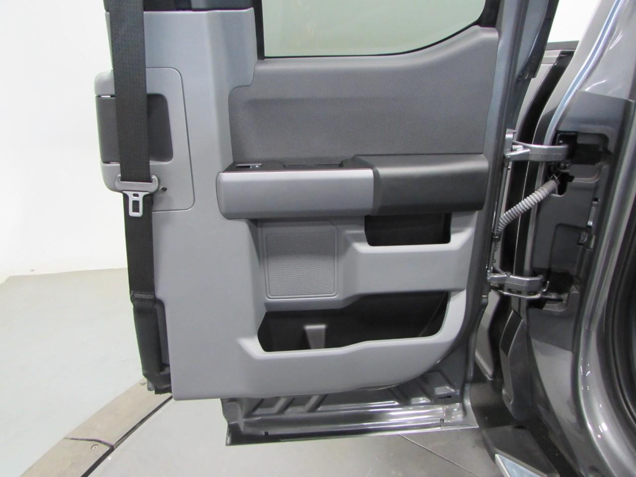 Ford F-150 Vehicle Full-screen Gallery Image 18