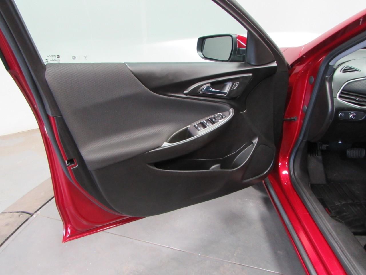 Chevrolet Malibu Vehicle Full-screen Gallery Image 12