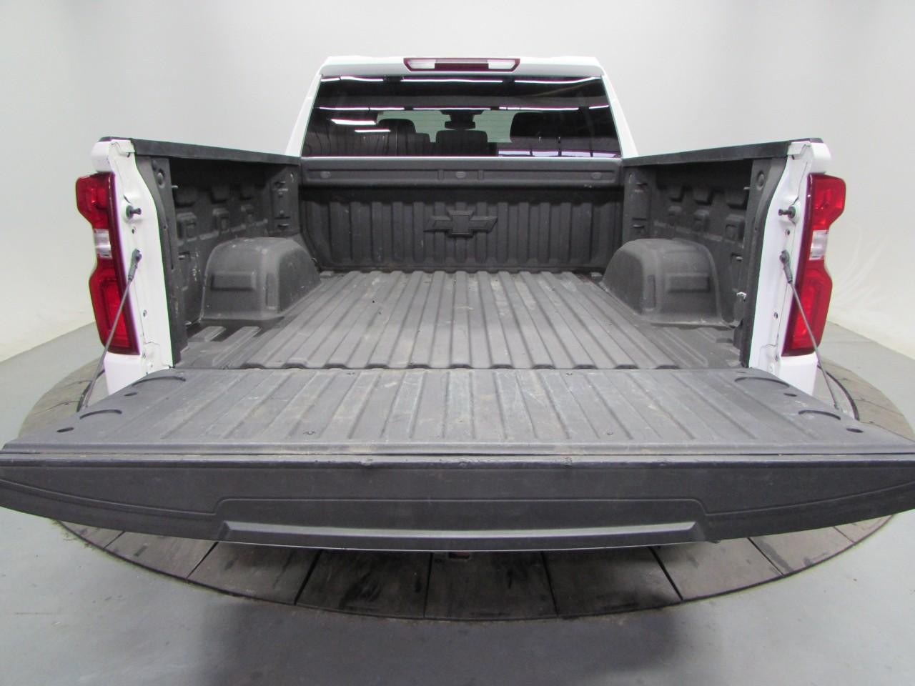 Chevrolet Silverado 1500 Vehicle Full-screen Gallery Image 11