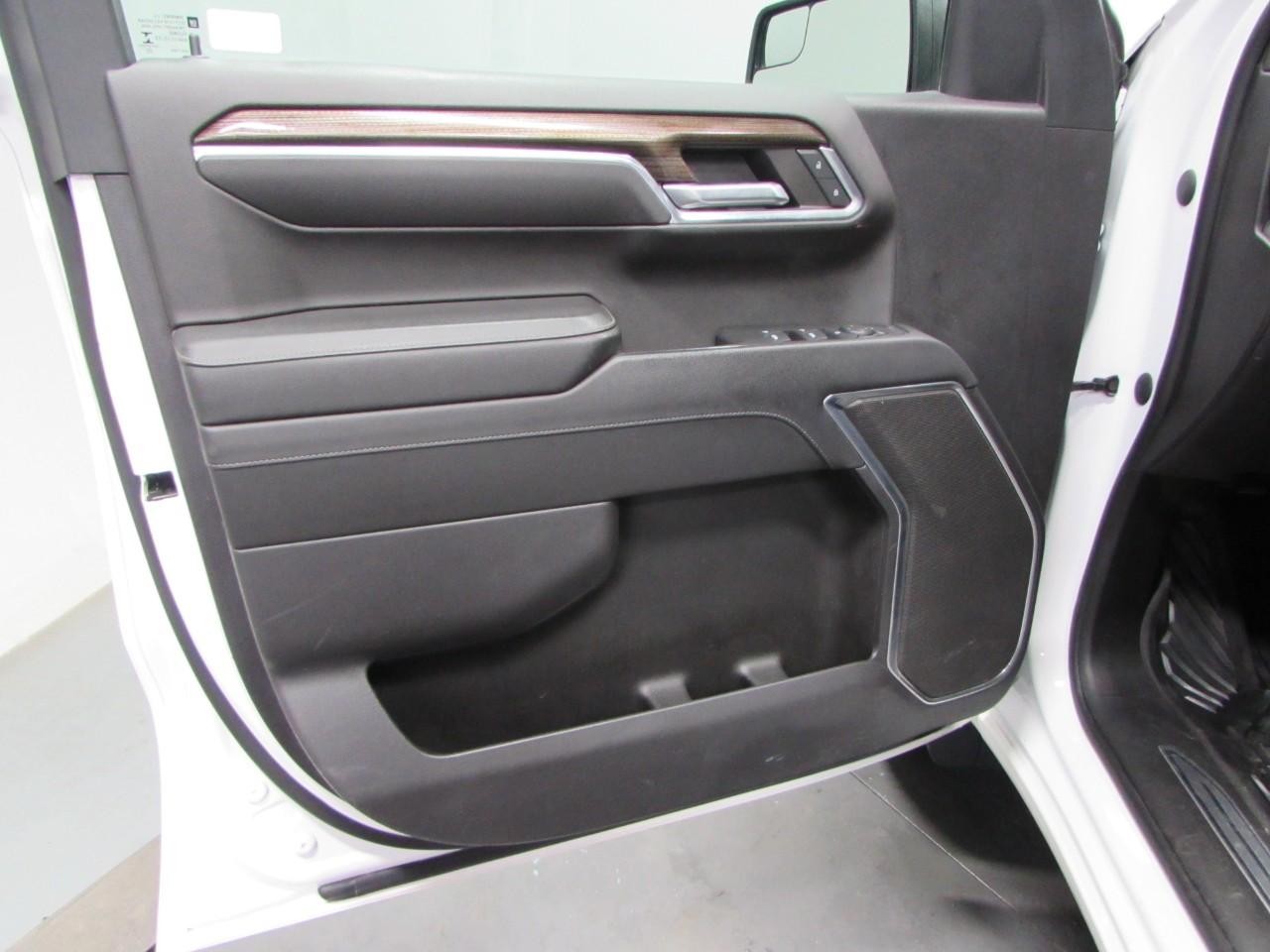 Chevrolet Silverado 1500 Vehicle Full-screen Gallery Image 12