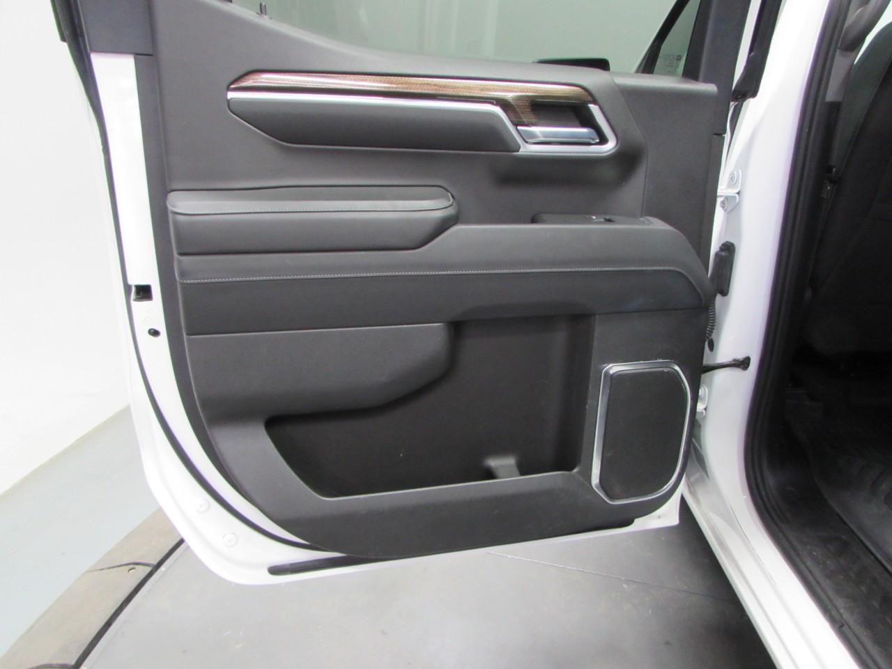 Chevrolet Silverado 1500 Vehicle Full-screen Gallery Image 14