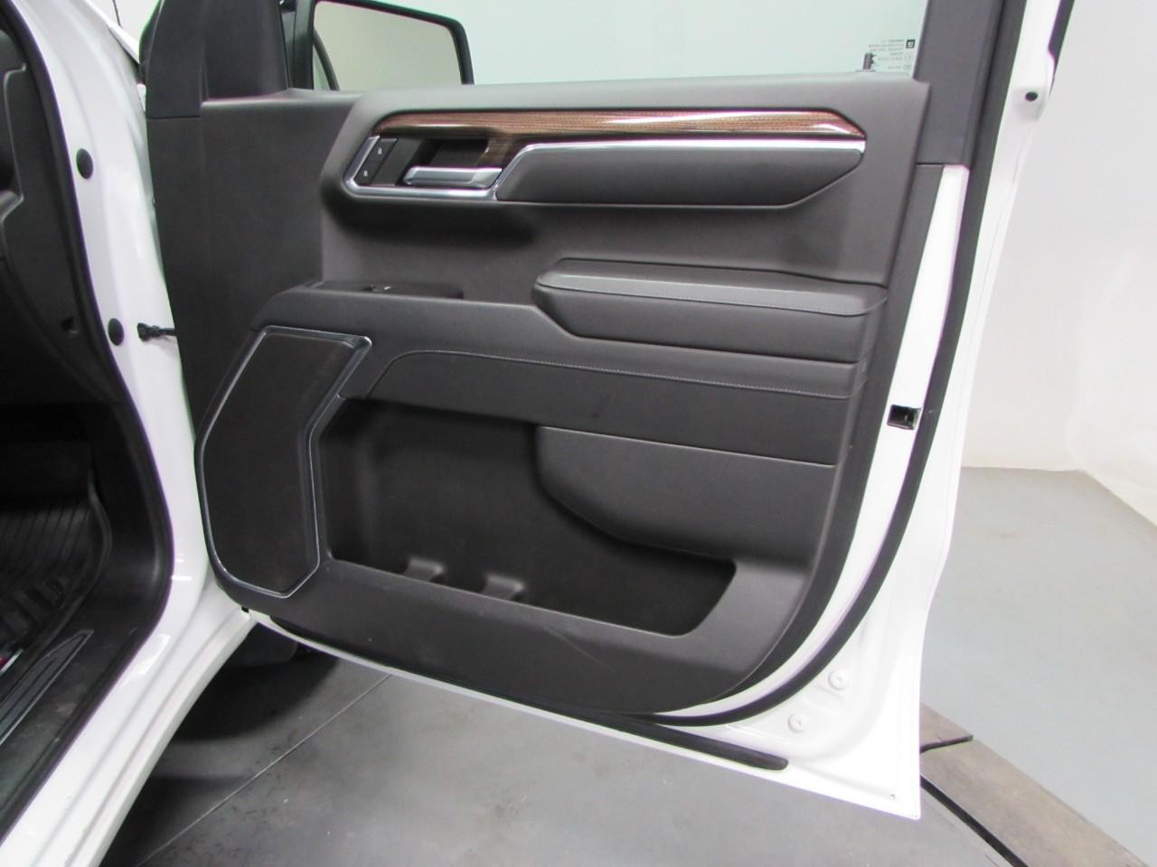 Chevrolet Silverado 1500 Vehicle Full-screen Gallery Image 16