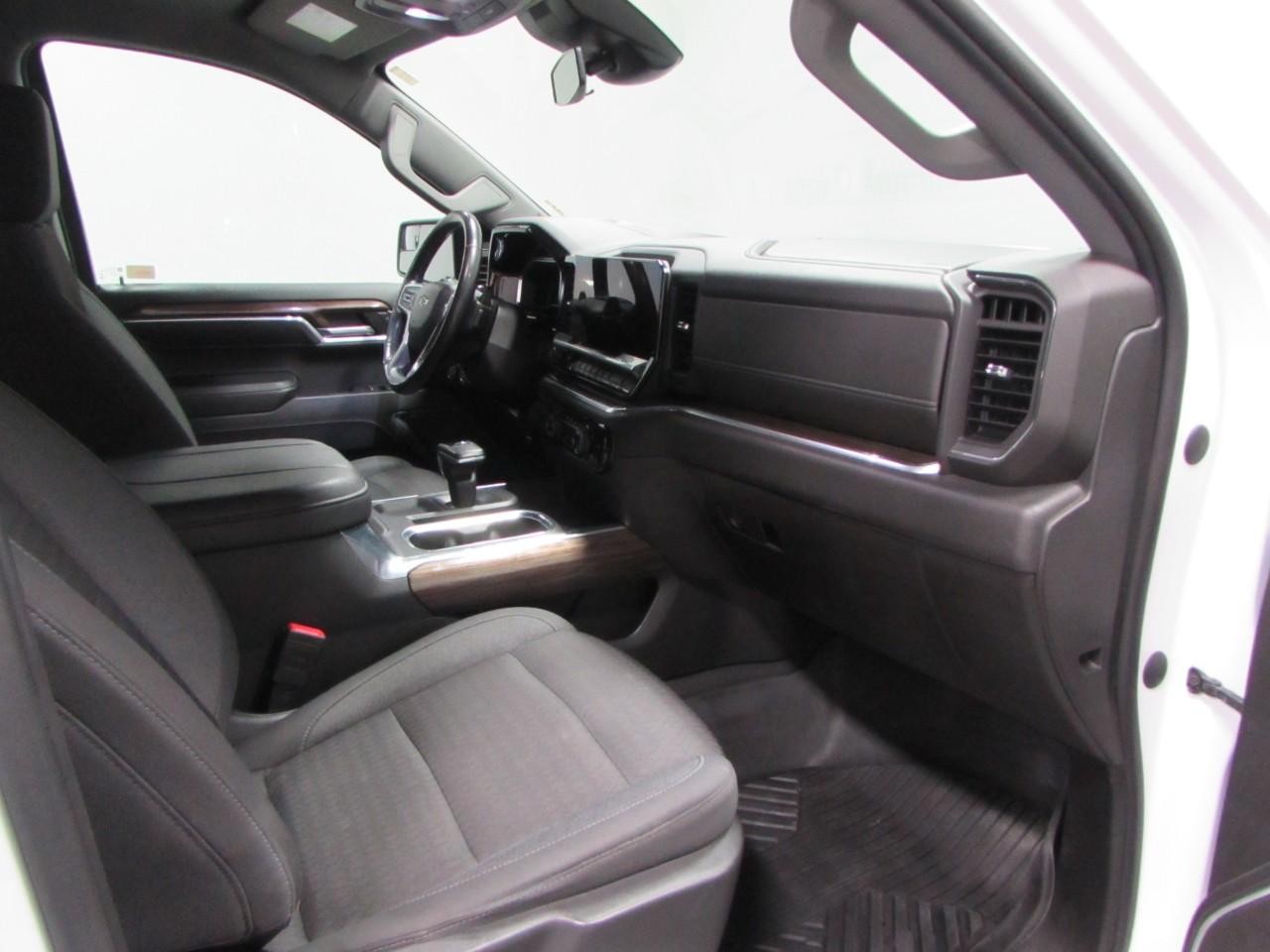 Chevrolet Silverado 1500 Vehicle Full-screen Gallery Image 17