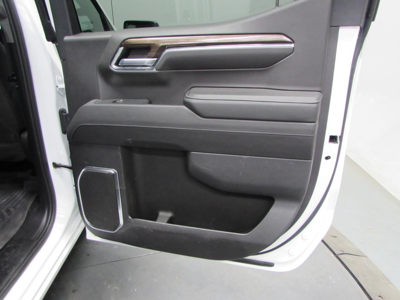 Chevrolet Silverado 1500 Vehicle Full-screen Gallery Image 18
