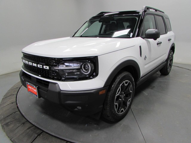 Three-quarter view of 2026 Oxford White Ford Bronco Sport Outer Banks 4X4 stock T6715
