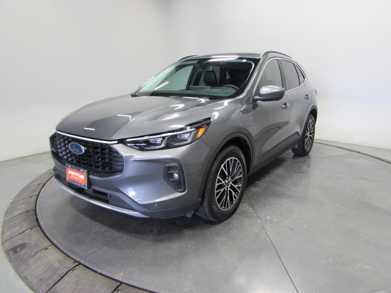 Ford Escape Plug-In Hybrid Vehicle Full-screen Gallery Image 03