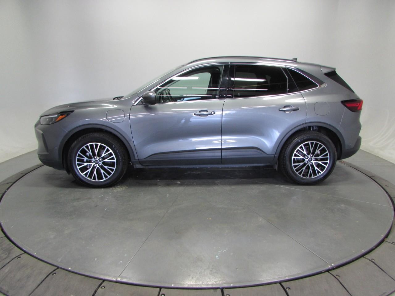 Ford Escape Plug-In Hybrid Vehicle Full-screen Gallery Image 04