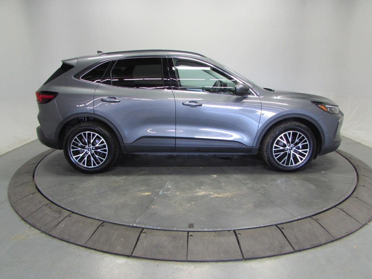 Ford Escape Plug-In Hybrid Vehicle Full-screen Gallery Image 08