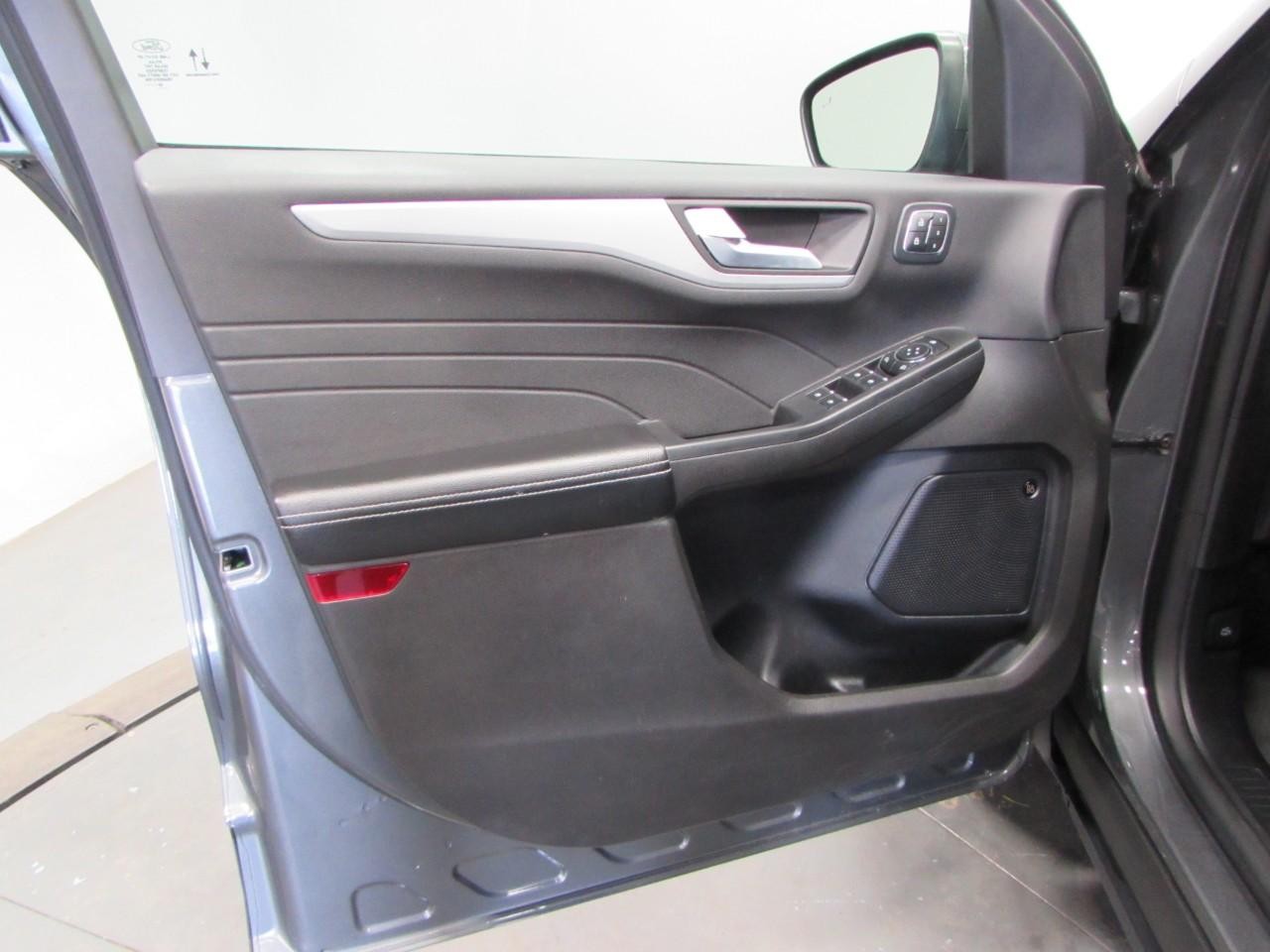 Ford Escape Plug-In Hybrid Vehicle Full-screen Gallery Image 12