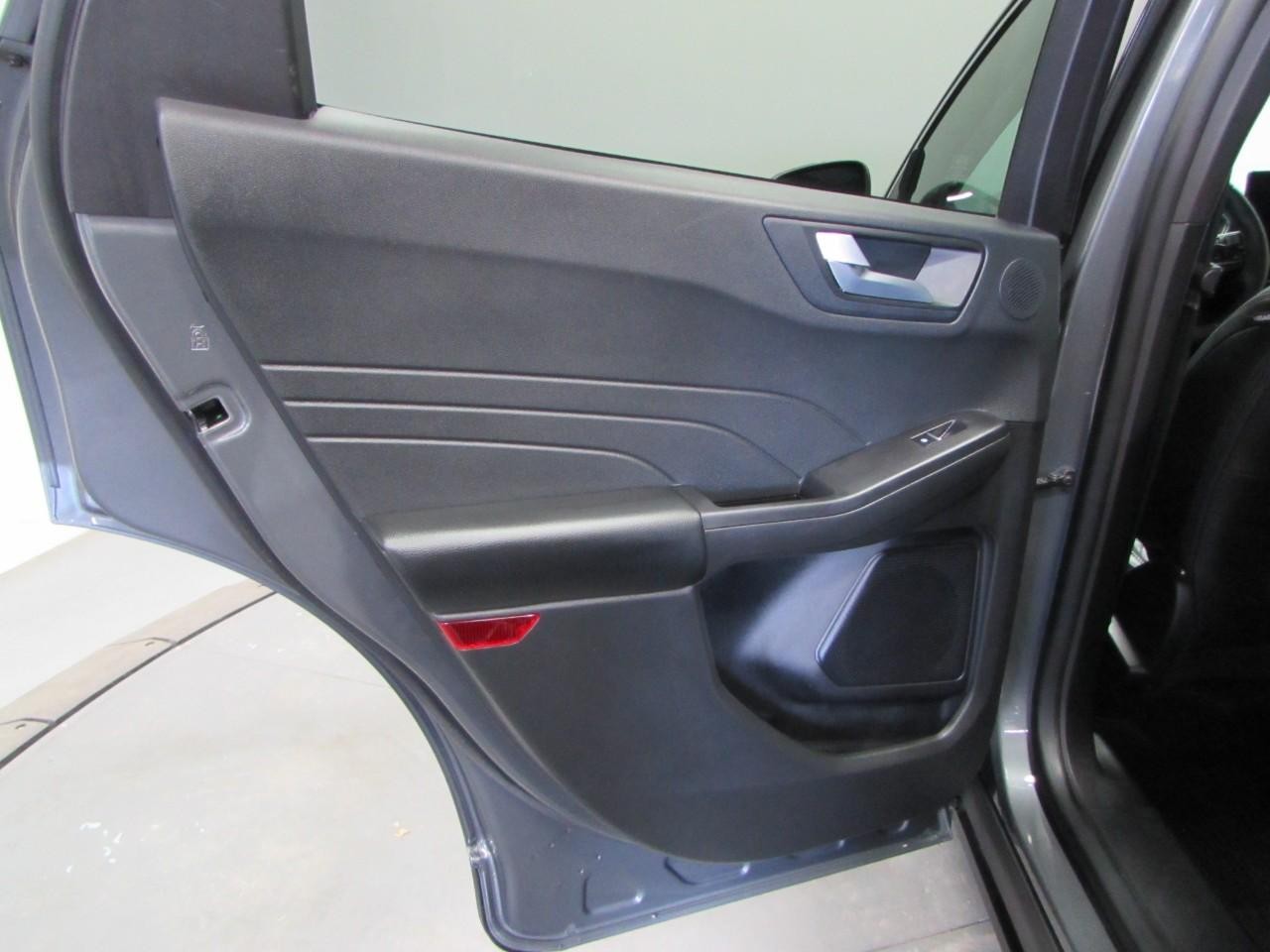 Ford Escape Plug-In Hybrid Vehicle Full-screen Gallery Image 14