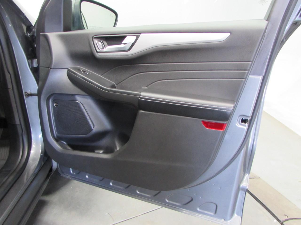 Ford Escape Plug-In Hybrid Vehicle Full-screen Gallery Image 16