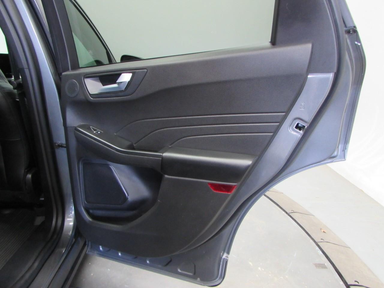 Ford Escape Plug-In Hybrid Vehicle Full-screen Gallery Image 18