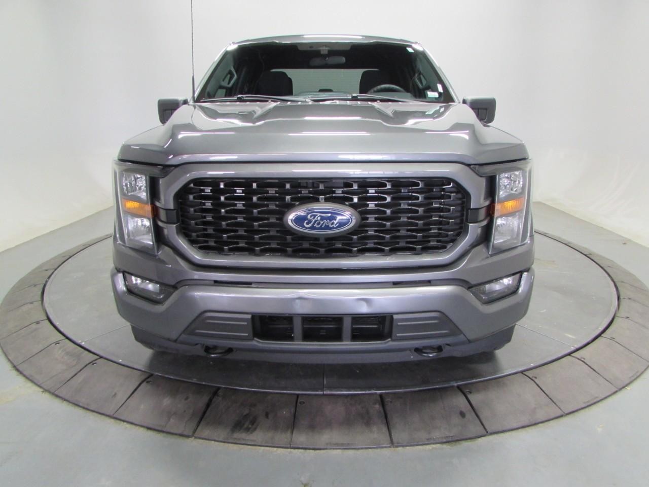 Ford F-150 Vehicle Full-screen Gallery Image 02