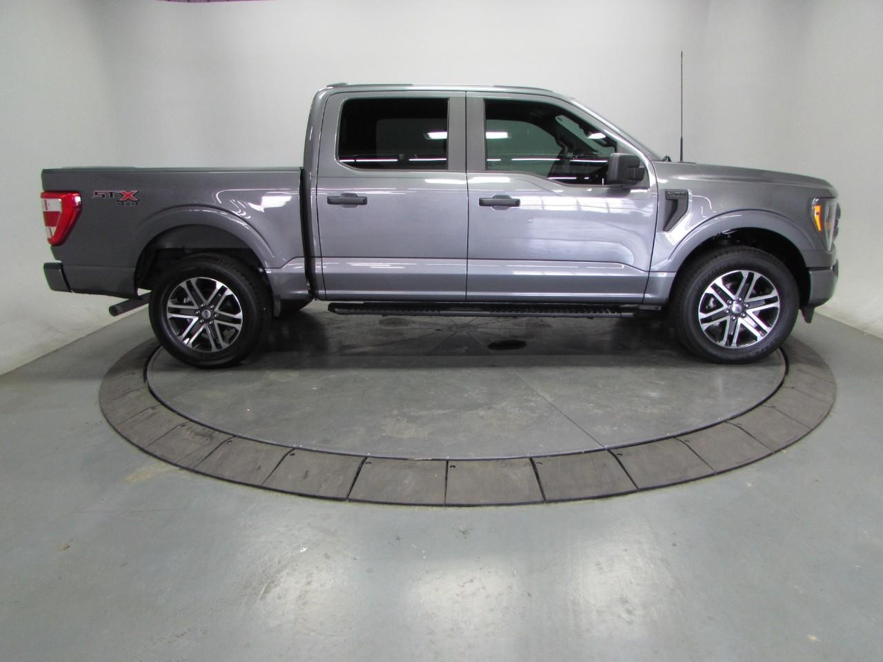 Ford F-150 Vehicle Full-screen Gallery Image 08