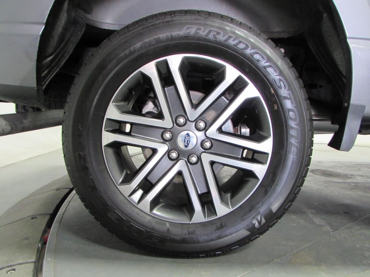 Ford F-150 Vehicle Full-screen Gallery Image 09